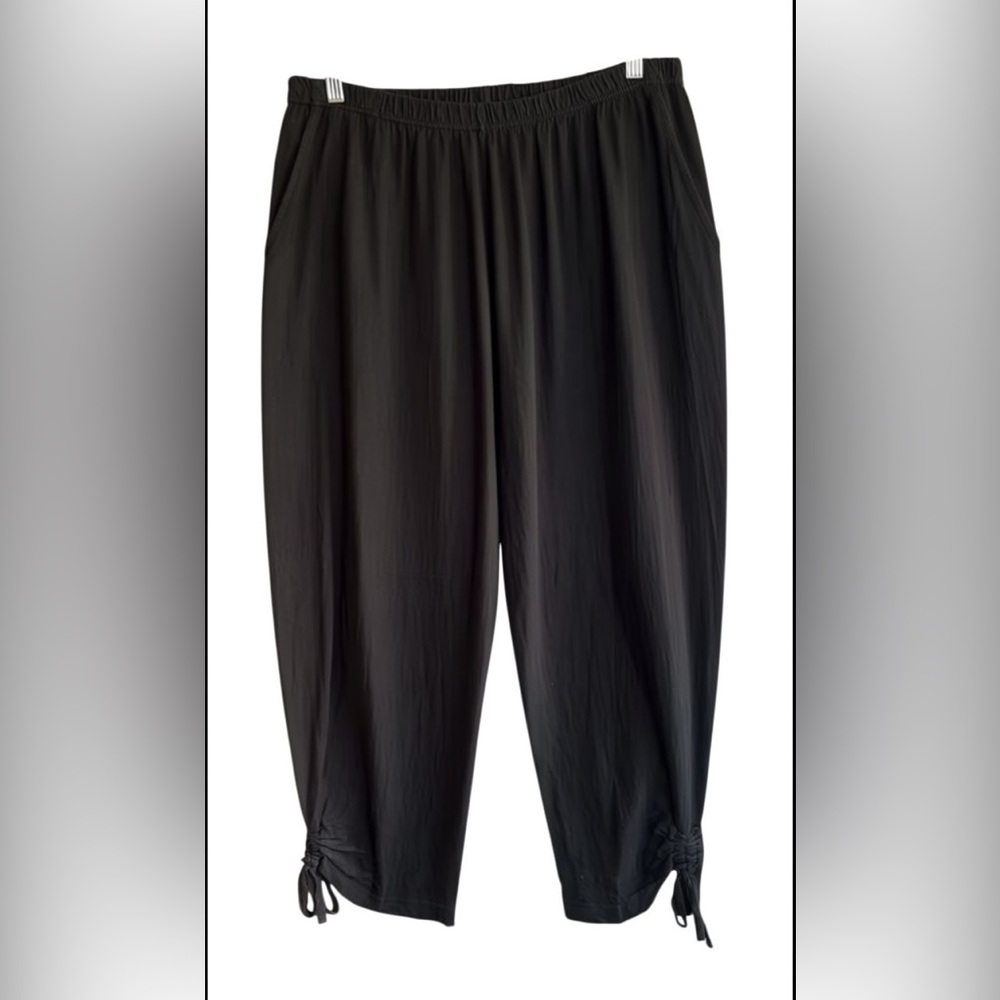 Ulla Popken Black Capri Pants 1X Elastic Waist Ruched Hem Pockets